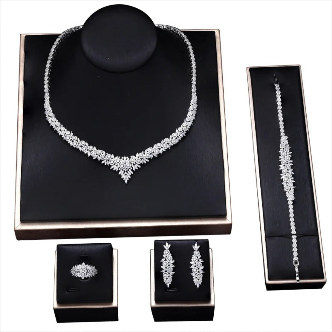 Exquisitely Crafted Crystal Metal Jewelry Set / Ruchi