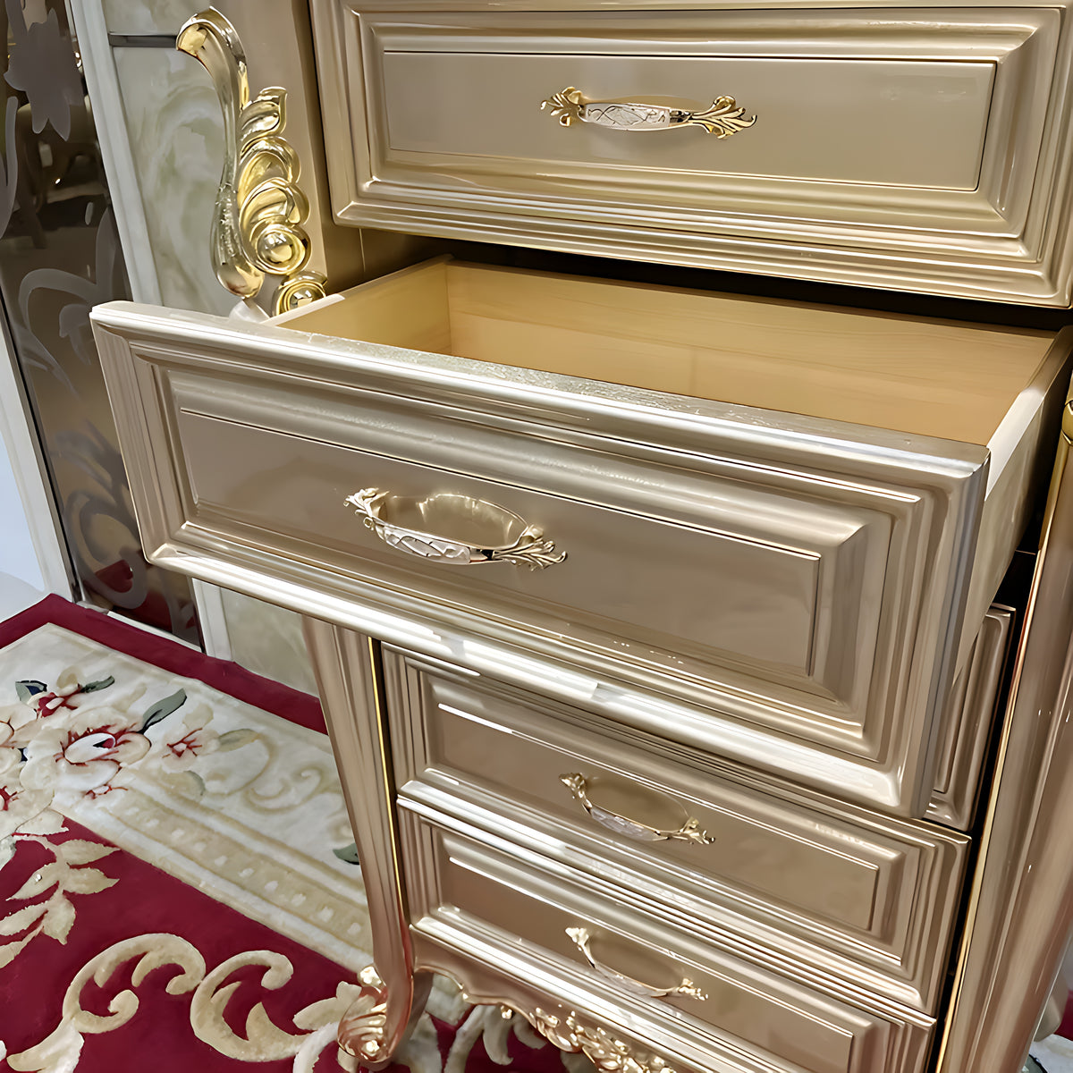 European Wooden Drawers Chest / Ruchi
