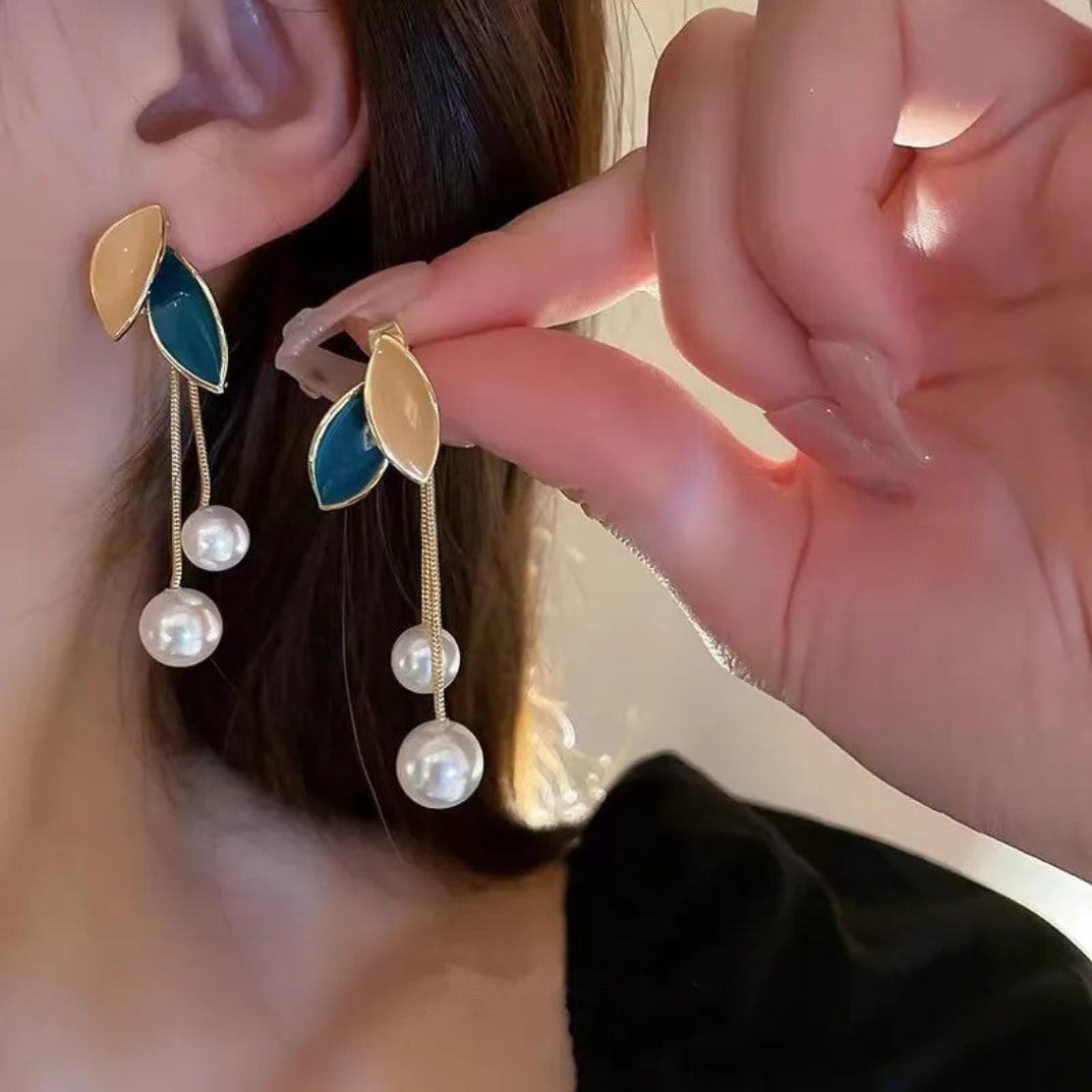 Leaf Design Pearl Tassel Drop Metal Earrings / Ruchi