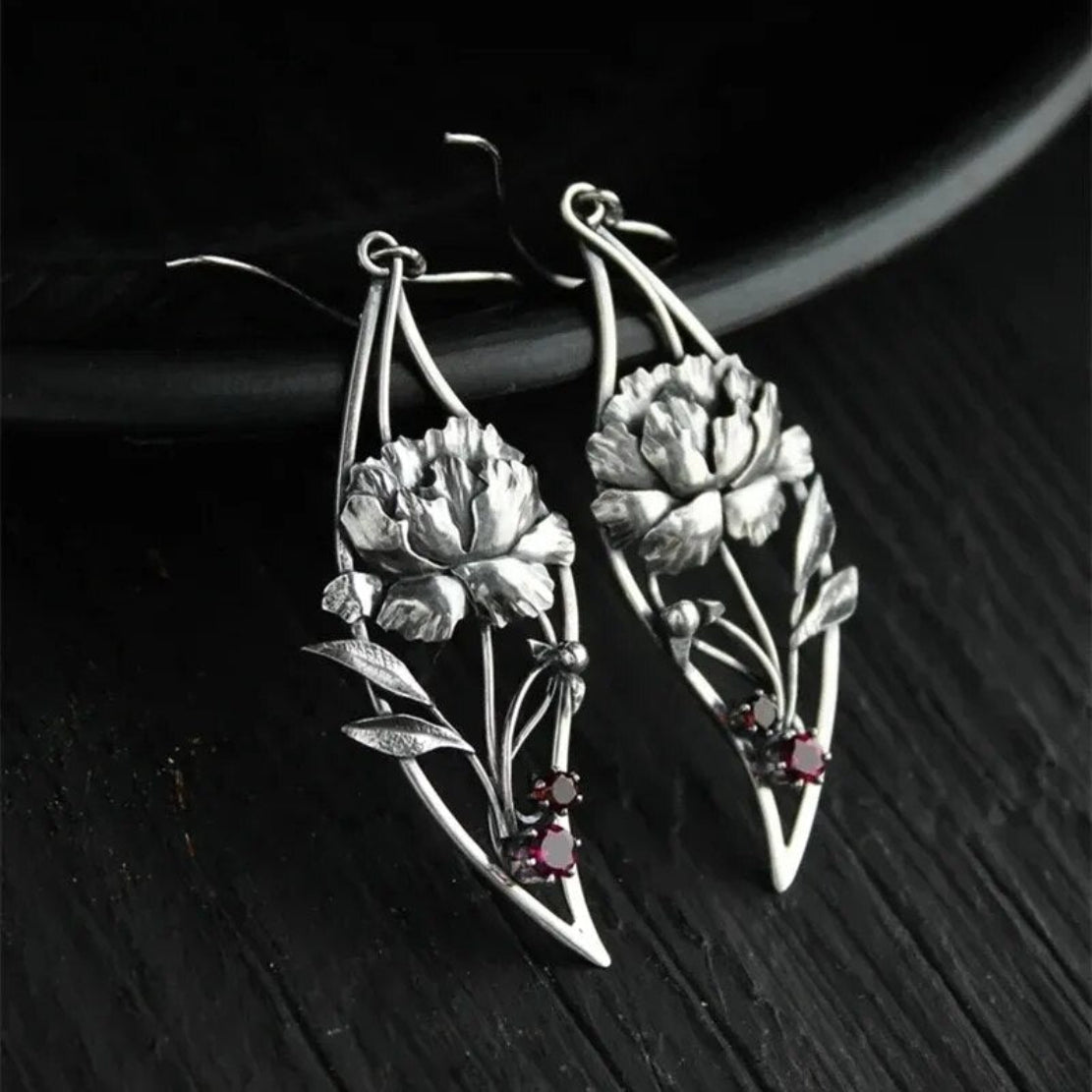 Beautiful Flower Design Crystal Metal Earrings / Ruchi