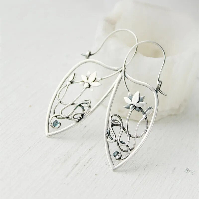 1 Pair Of Lotus Flower Design Silver Metal Earrings / Ruchi