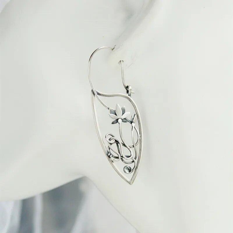 1 Pair Of Lotus Flower Design Silver Metal Earrings / Ruchi