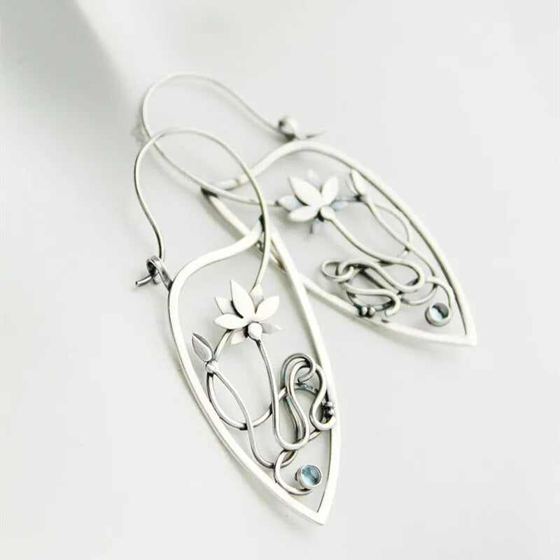 1 Pair Of Lotus Flower Design Silver Metal Earrings / Ruchi