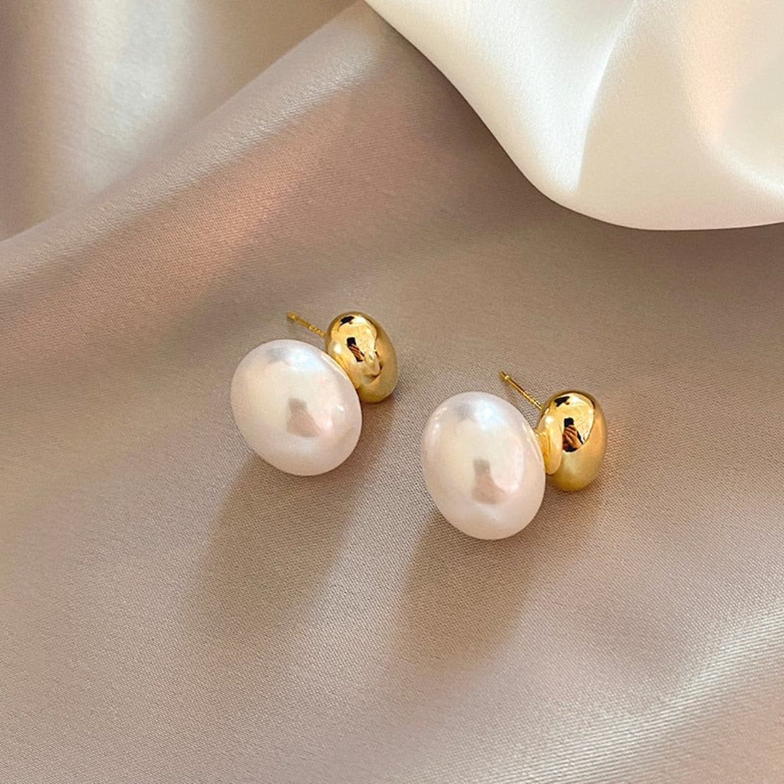 Bean Spliced White Pearl Metal Earrings / Ruchi