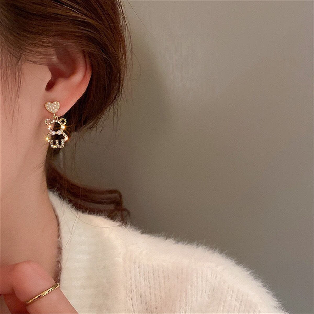 Faux Pearl Teddy Pendant Metal Earrings / Ruchi
