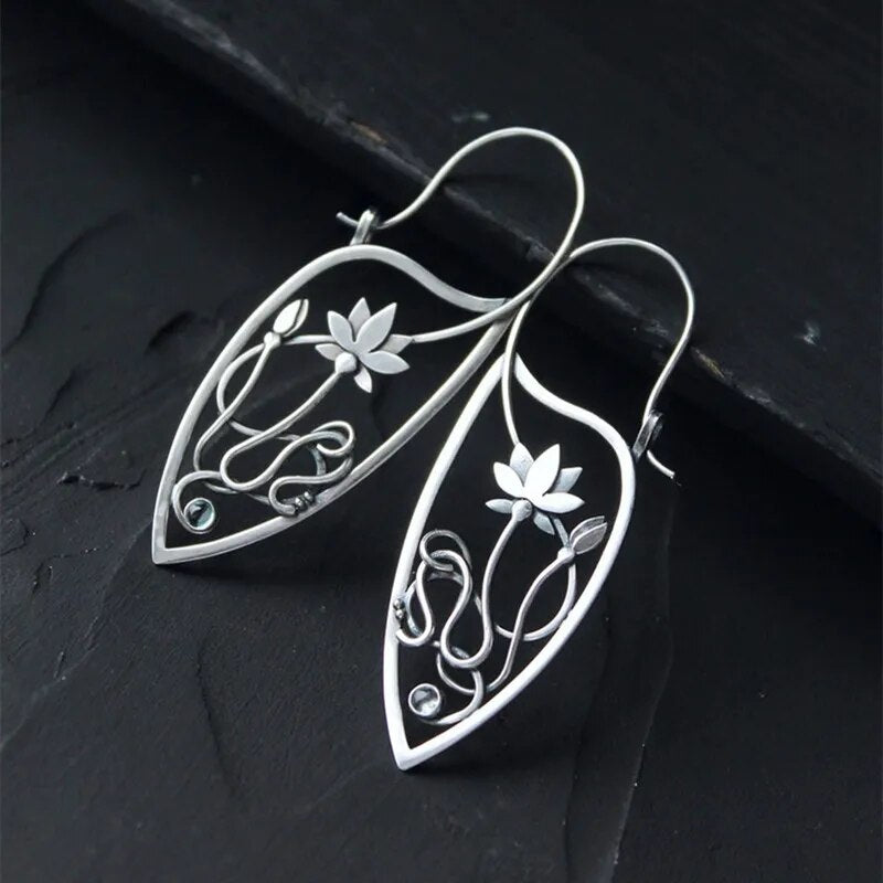 1 Pair Of Lotus Flower Design Silver Metal Earrings / Ruchi