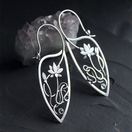1 Pair Of Lotus Flower Design Silver Metal Earrings / Ruchi