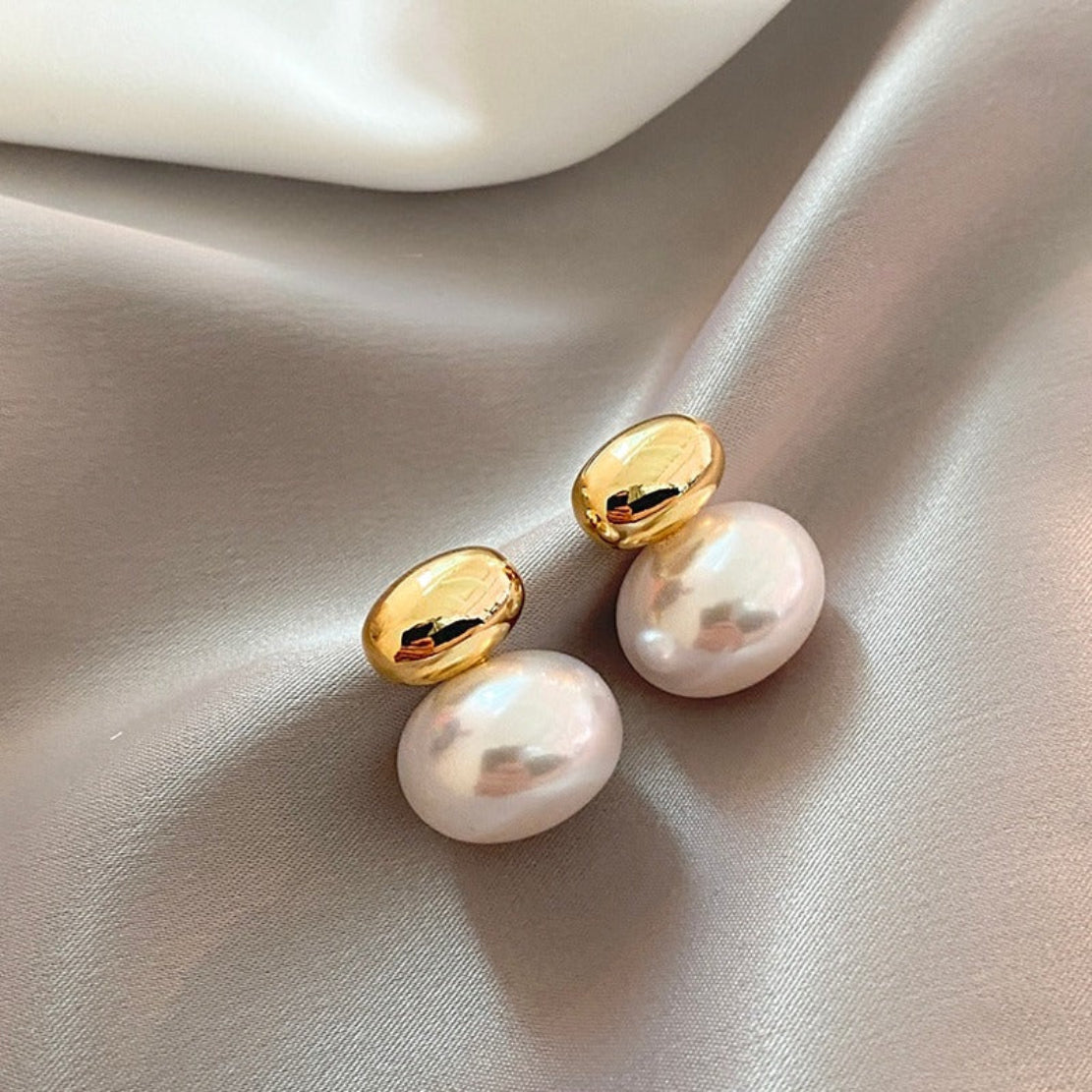 Bean Spliced White Pearl Metal Earrings / Ruchi