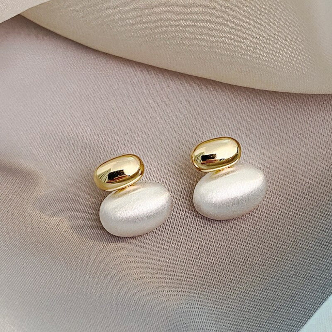 Bean Spliced White Pearl Metal Earrings / Ruchi